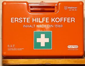 Der neue Erste-Hilfe-Kasten verfügt über eine Wandhalterung und wird in unmittelbarer Nähe zum Defibrillator angebracht.