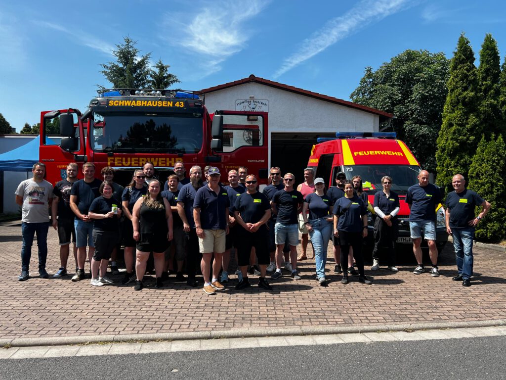 Die Kameradinnen und Kameraden der
Freiwilligen Feuerwehren Schwabhausen und Warnau vor dem, Gerätehaus in Schwabhausen.