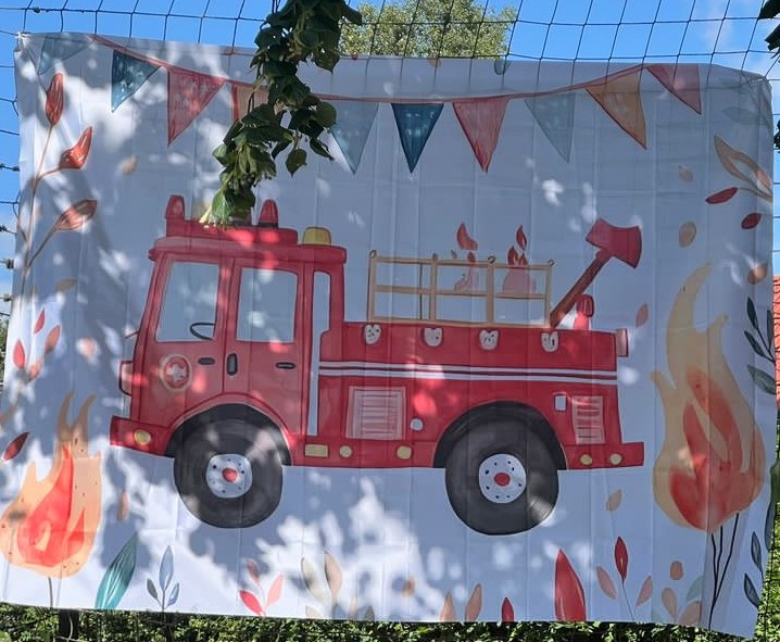 Das Bild zeigt ein gemaltes Feuerwehreinsatzfahrzeug.