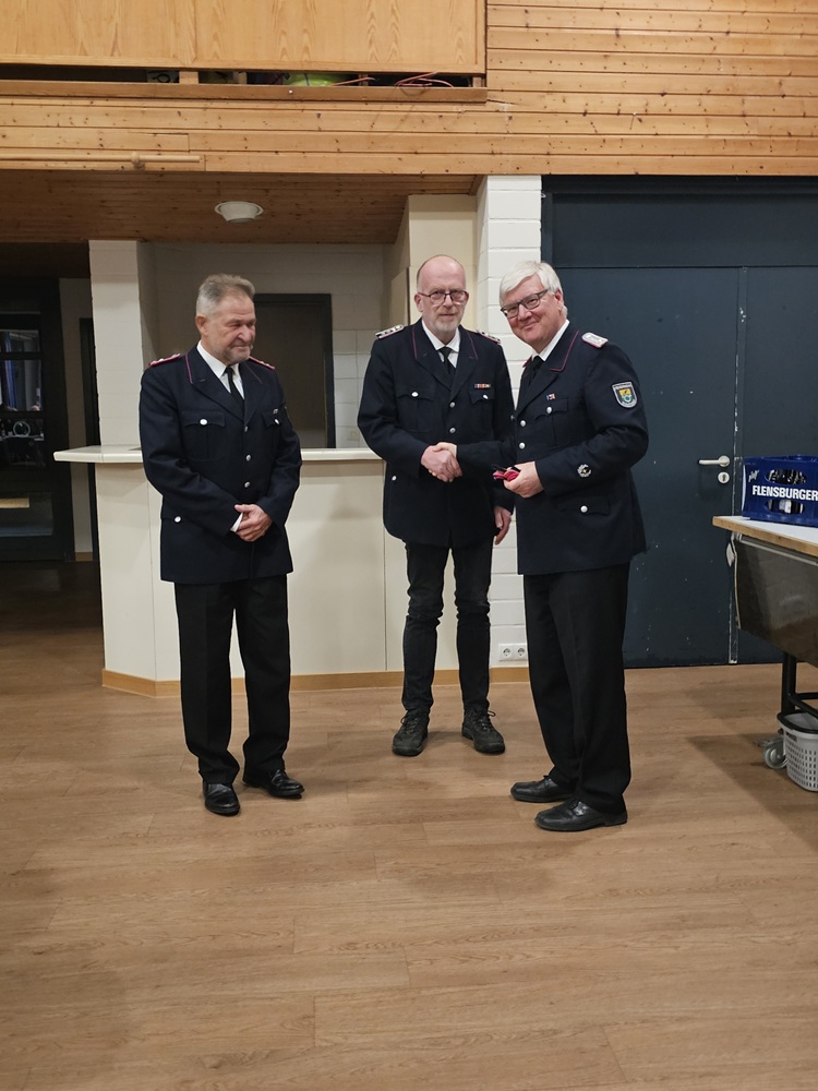 Versetzung in die Ehrenabteilung und Beförderung Karl Oberem und Hartmut Herbst  zum Löschmeister durch Wehrführer Attila Kuczmann