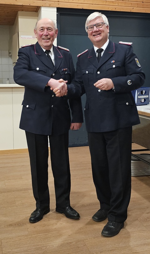 Gerhard Siek bekommt das Dienstzeitabzeichen 60 Jahre von Attila Kuczmann ausgehändigt .