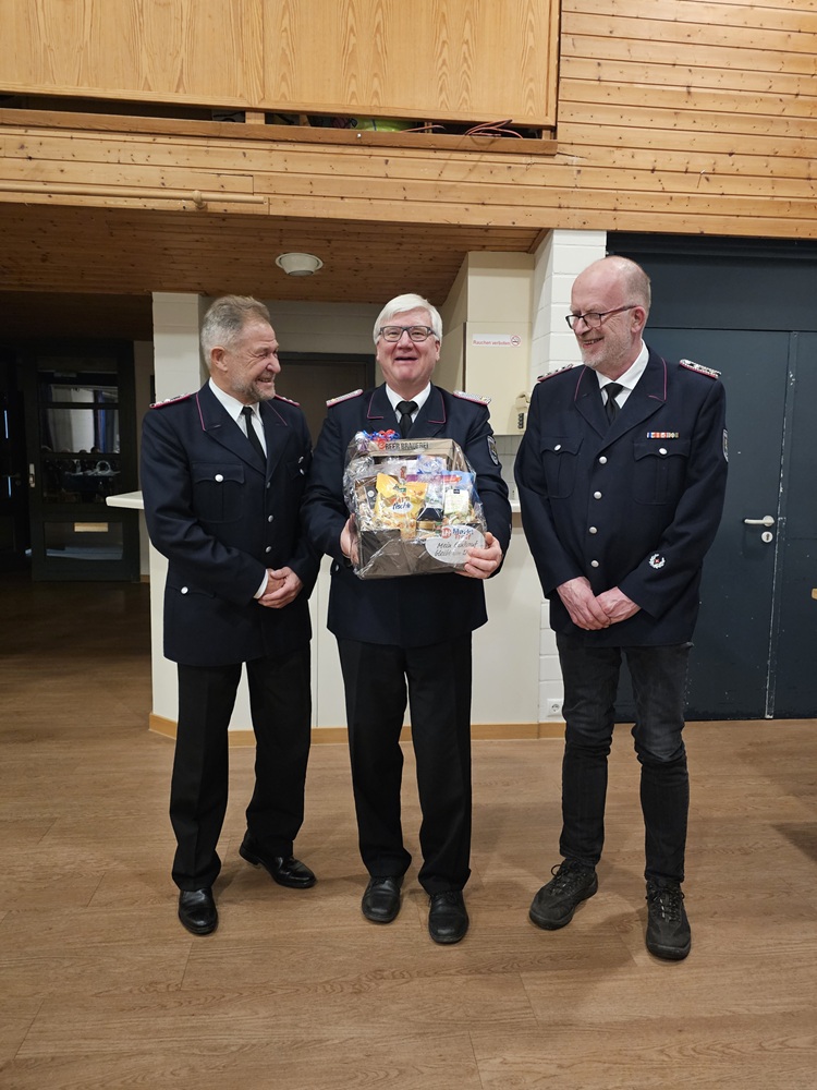 Wehrführer Attila Kuczmann dankt dem Feuerwehrkameraden Karl Oberem mit einem Präsentkorb für den geleisteten aktiven Dienst in der Feuerwehr Warnau.