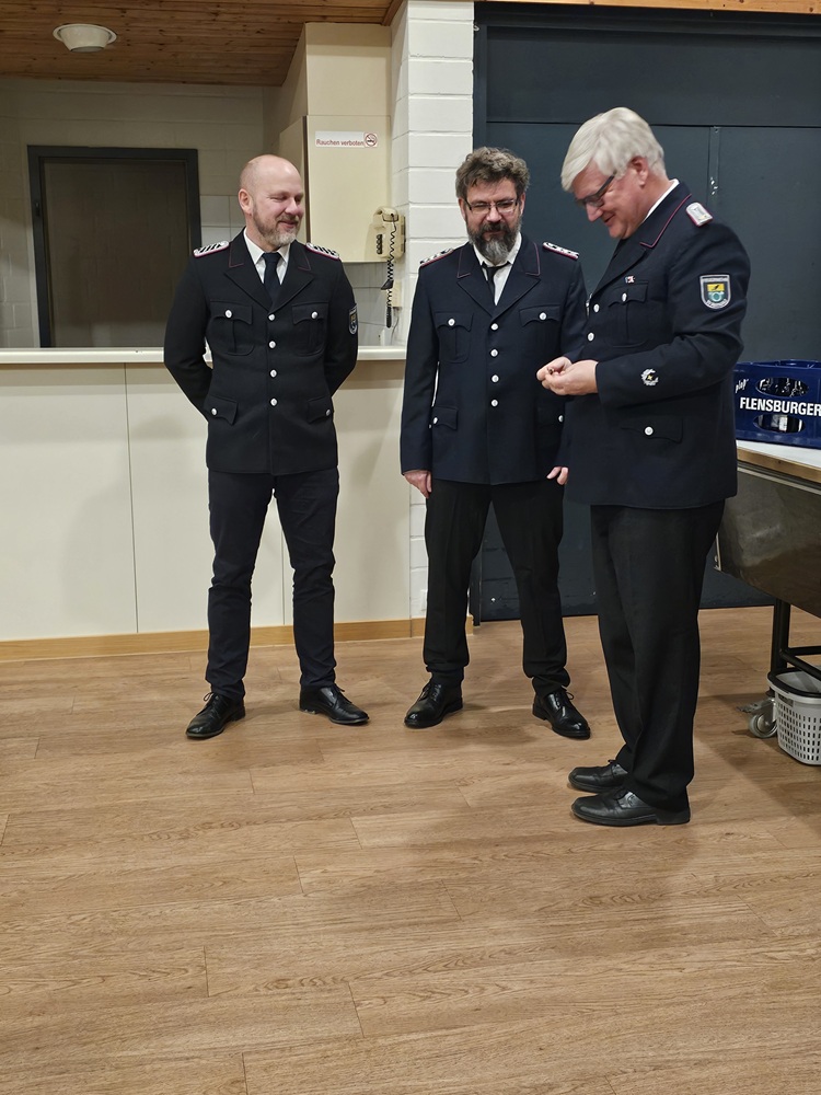 Attila Kuczmann überreicht Jan Algenstaedt und Jan Nau das 10 Jährige Dienstsabzeichen.