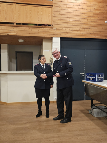 Katrin Jerneitzig-Kröplin wird von Attila Kuczmann nach bestandenen Lehrgang zur Löschmeisterin befördert.