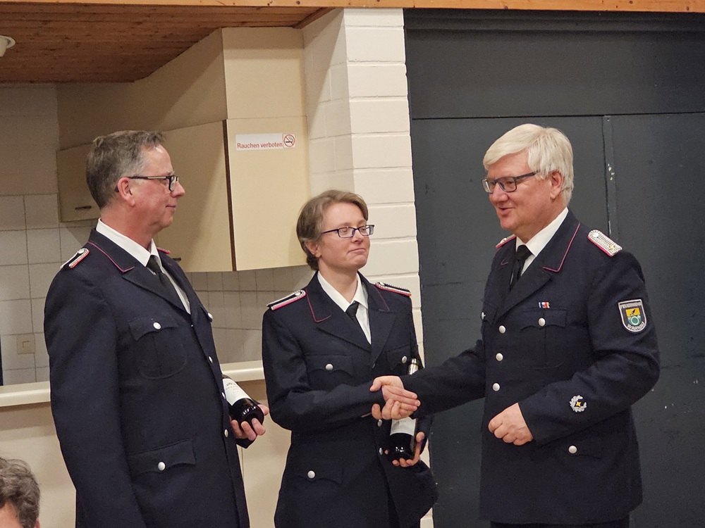 Attila Kuczmann bedankt sich beim Festausschuss (Tama & Stefan) für die tolle  Arbeit und entlässt den Festausschuss 2025 mit einer Flasche Wein.