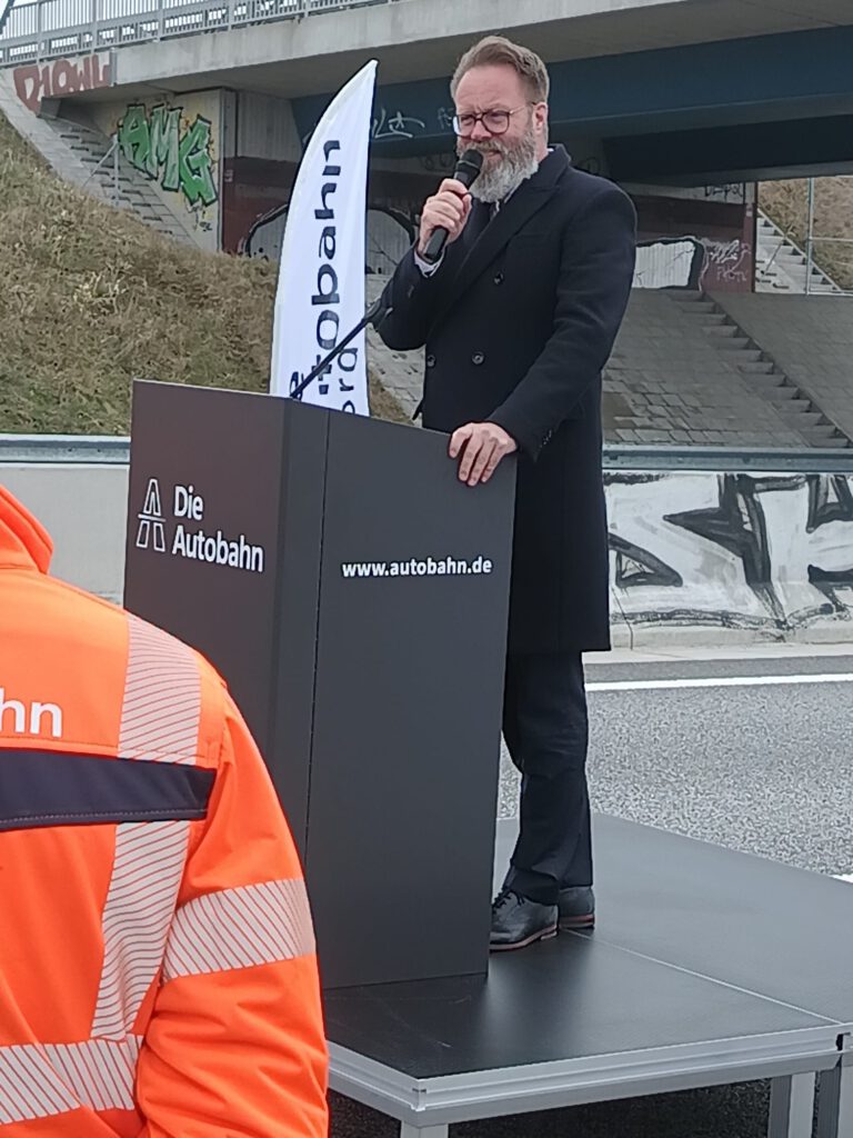 Verkehrsminister Claus Ruhe Madsen spricht anlässlich der Eröffnung des Teilstücks der A21 zwischen Klein Barkau und Nettelsee.
