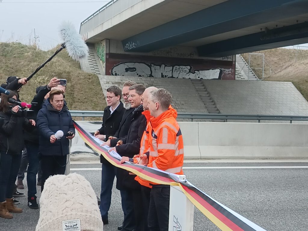 Das Teilstück der A21 zwischen Klein Barkau und Nettelsee wird feierlich freigegeben.