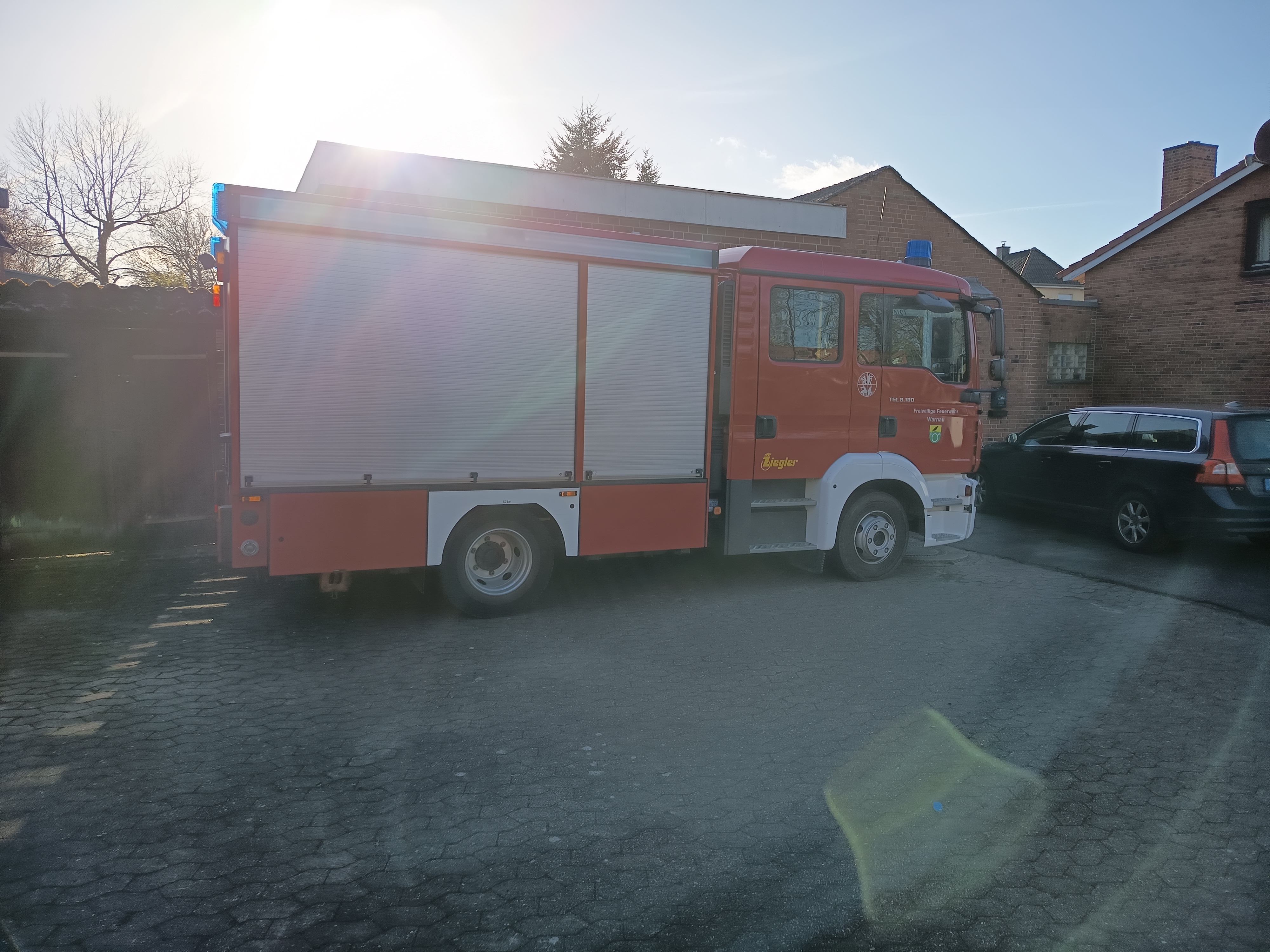 Das Feuerwehrfahrzeug der FF Warnau auf seinem temporären Abstellplatz vor der ehemaligen Kfz-Werkstatt Dose.