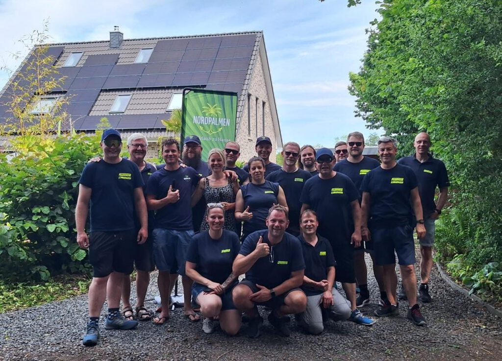 Das Bild ist ein Gruppenfoto der freiwilligen Feuerwehren Warnau und Schwabhausen.