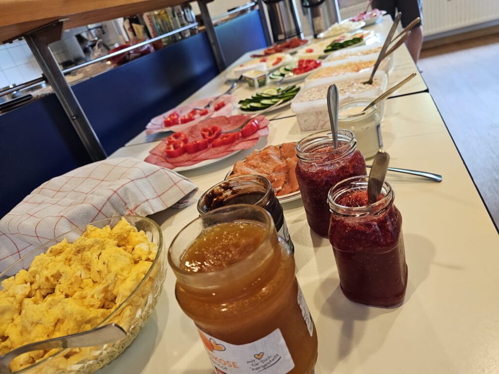 Das Bild zeigt ein im Dorfgemeinschaftshaus Warnau angerichtetes Frühstücksbüffet.