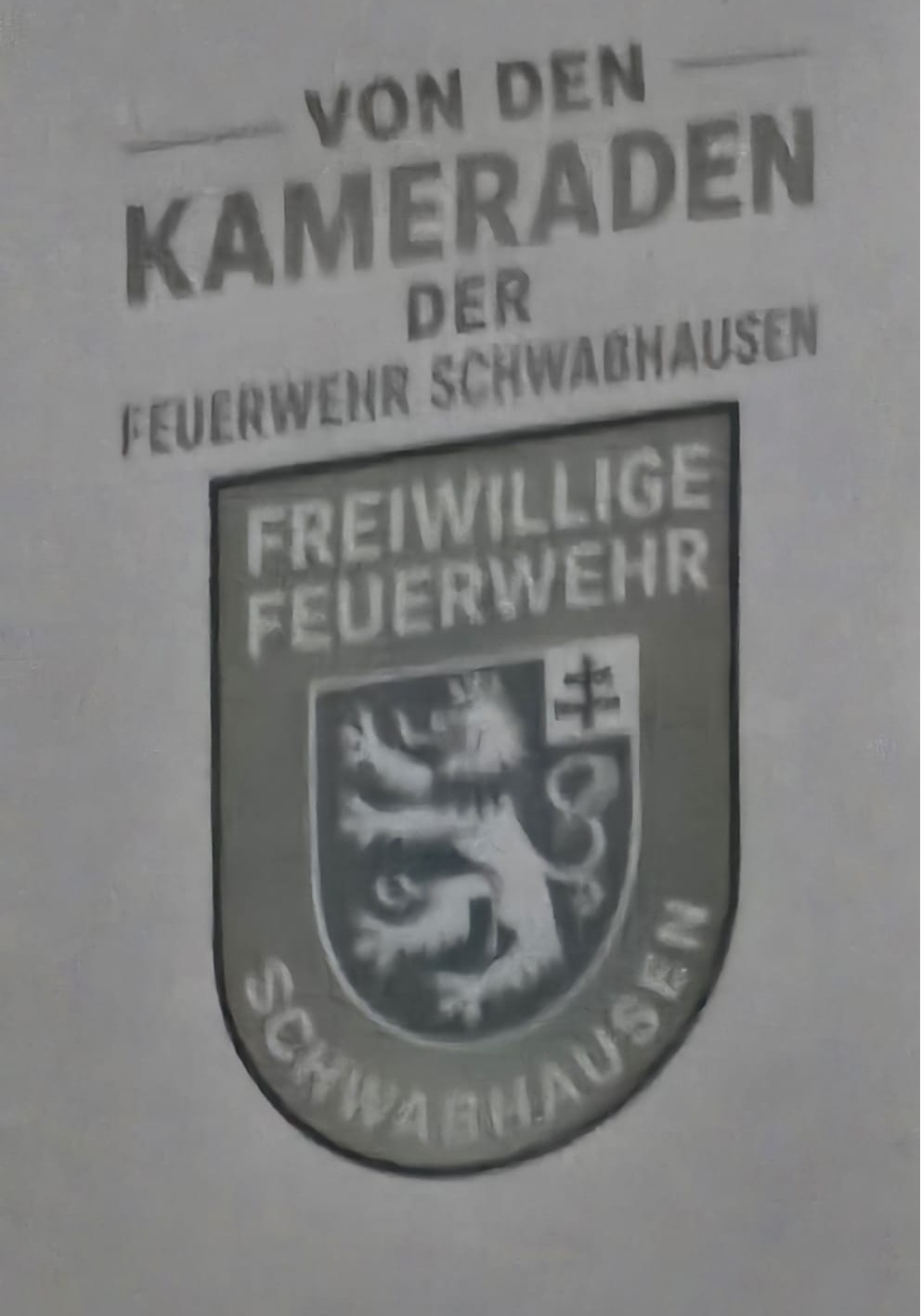 Auf dem Standfuss des Grill ist das Logo der Freiwilligen Feuerwehr Schwabhausen eingraviert, welches wiederum das Wappen der Gemeinde Schwabhausen zeigt.